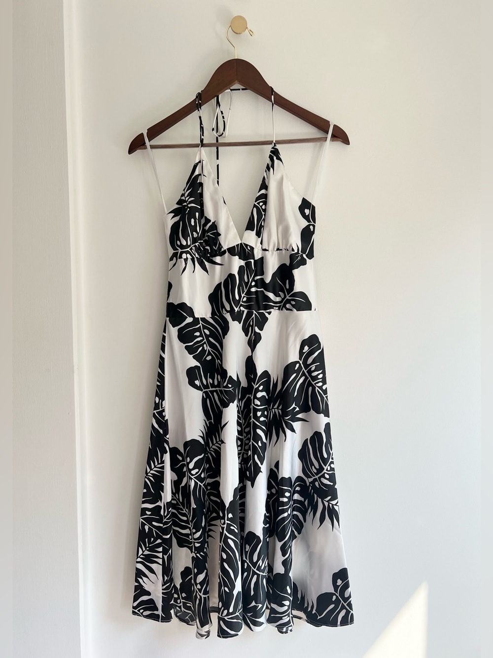 Alyn Paige NY Black & White Tropical Leaf Halter Satin Midi Dress | Women’s 5/6